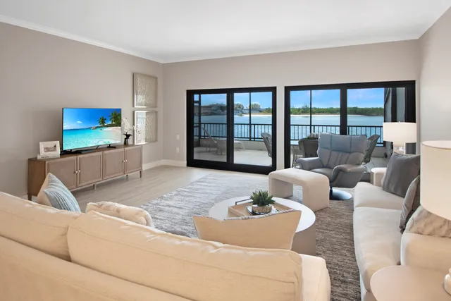 $1,099,000 | 105 La Peninsula Boulevard, Unit 105, Naples, FL 34113