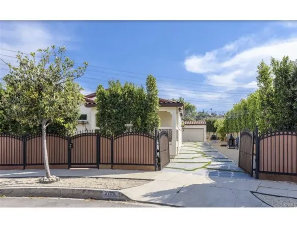 a view of a backyard