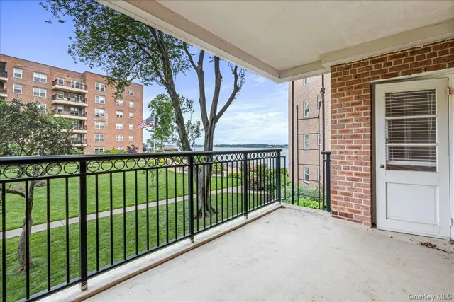 $380,000 | 162-41 Powells Cove Boulevard, Unit 2S | Beechhurst