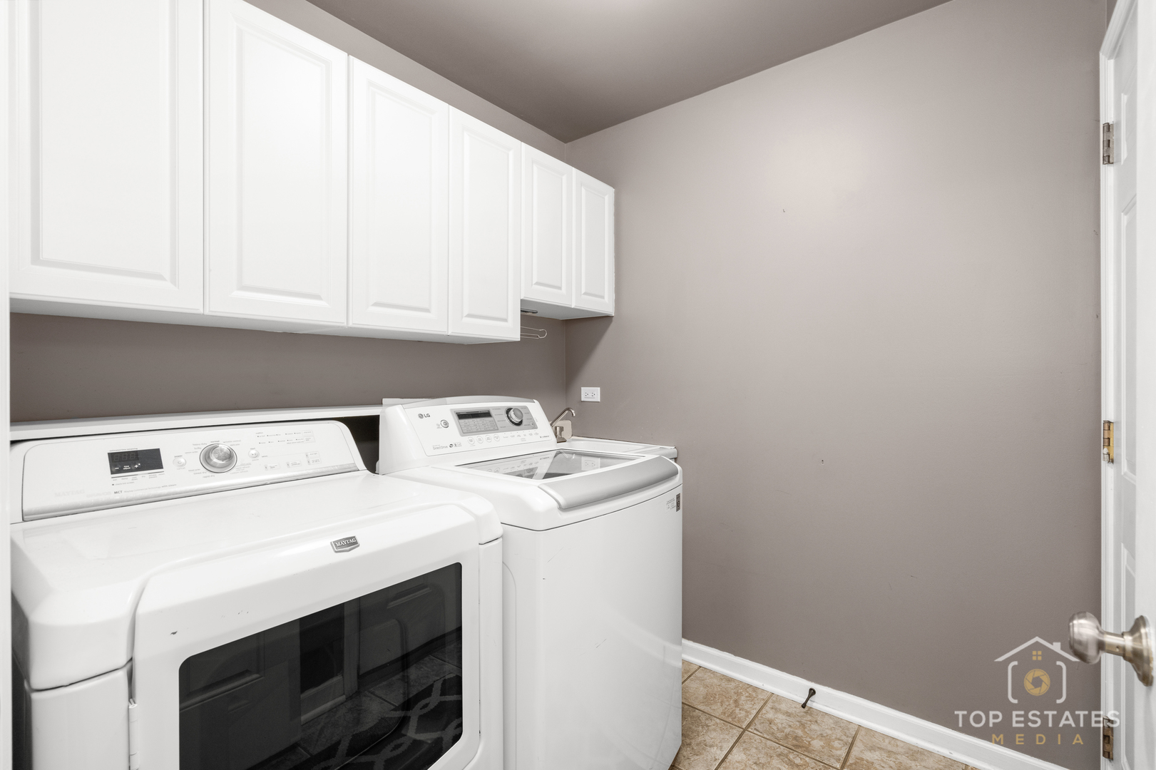 2303 Fox Bluff Lane Spring Grove, IL 60081 - Photo 20 of 38 a utility room with dryer and washer