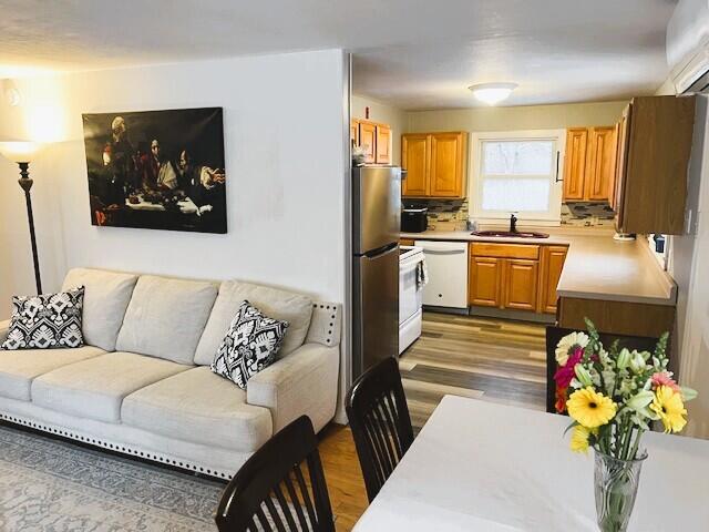 10 Knox Avenue Bangor, ME 04401 - Photo 4 of 40 IMG_0190