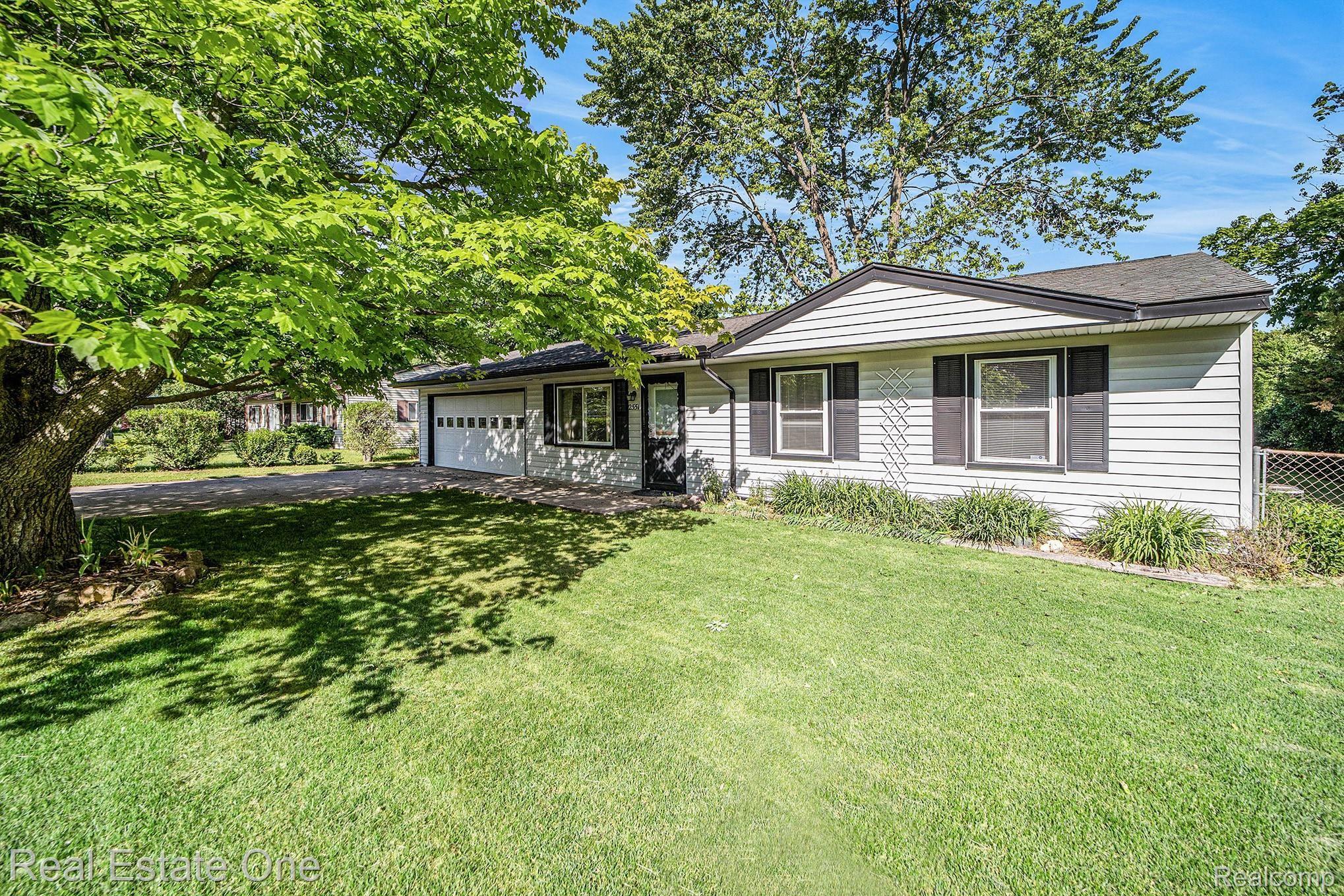 2551 Toby Road Lake Orion, MI 48359 - Photo 3 of 26 017A5128.jpg
