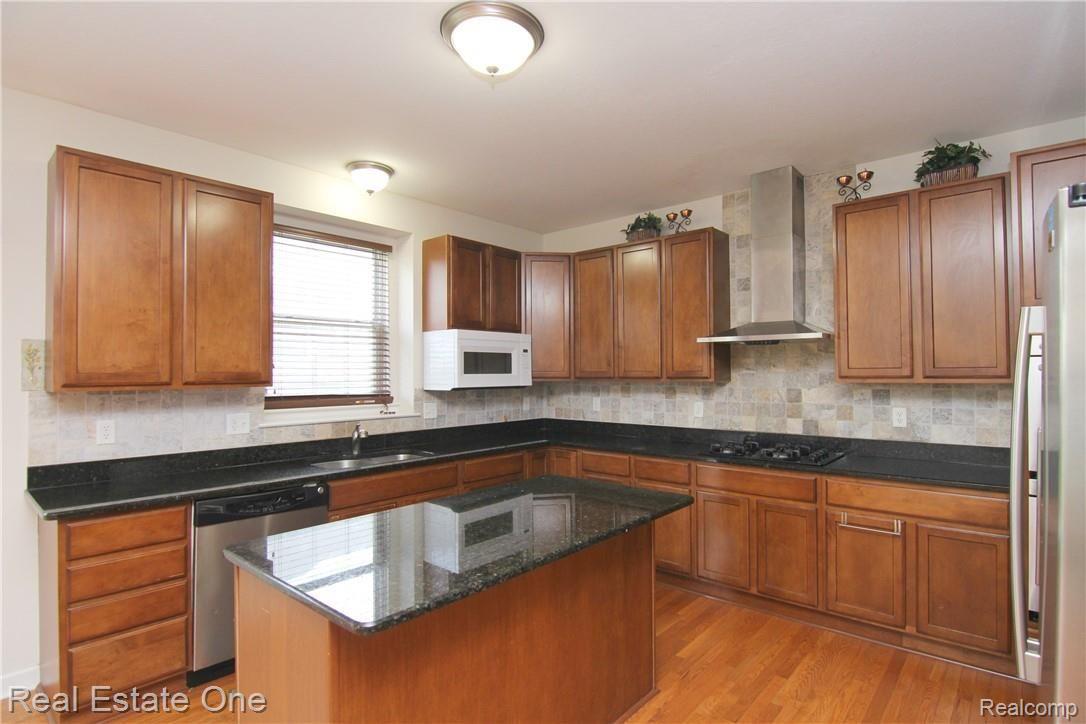 27474 Cromwell Road Novi, MI 48374 - Photo 14 of 49 jCromwell Kitchen 3.jpg