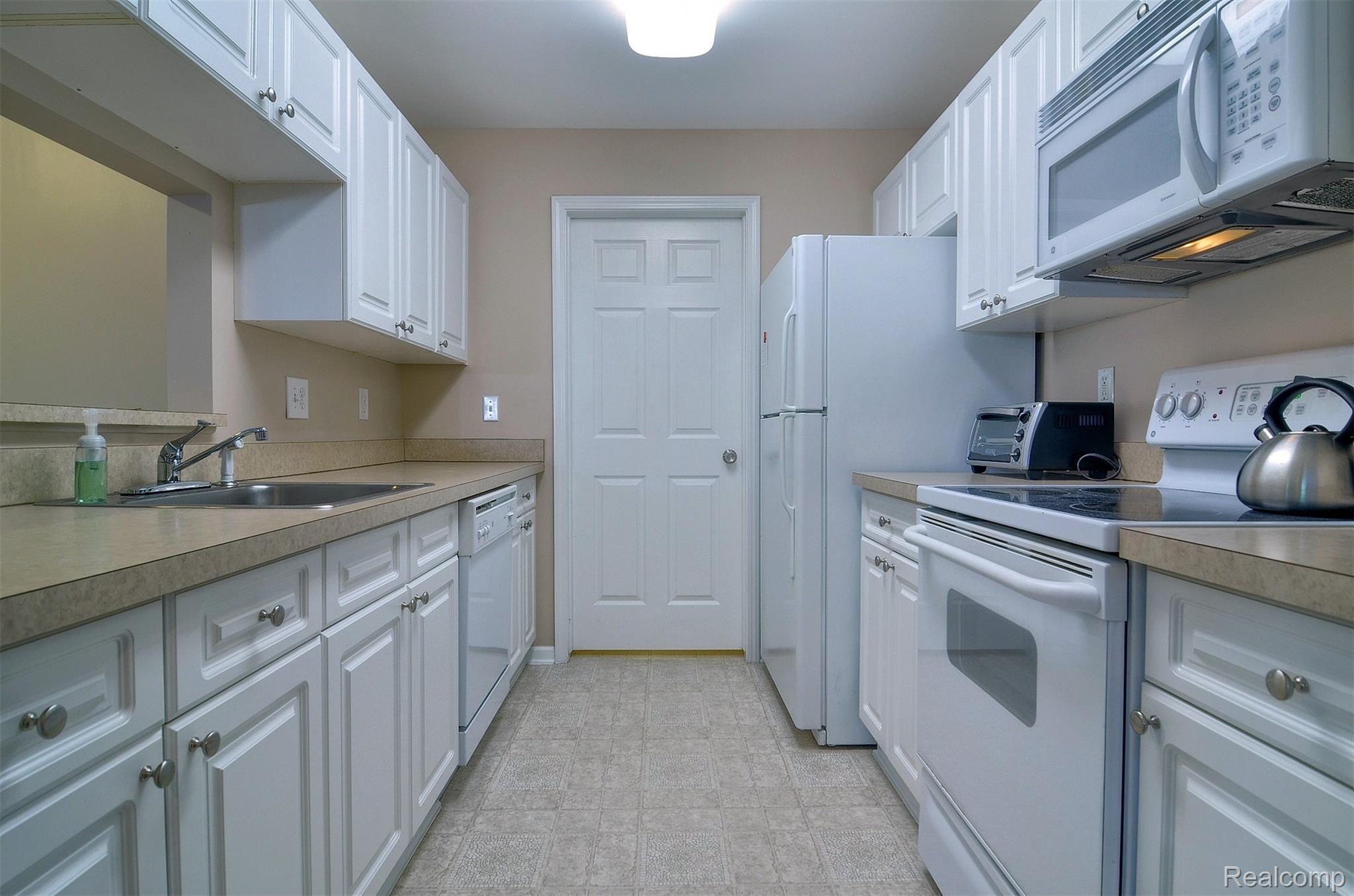 5358 Brookemonte Circle Rochester, MI 48306 - Photo 7 of 38 Kitchen