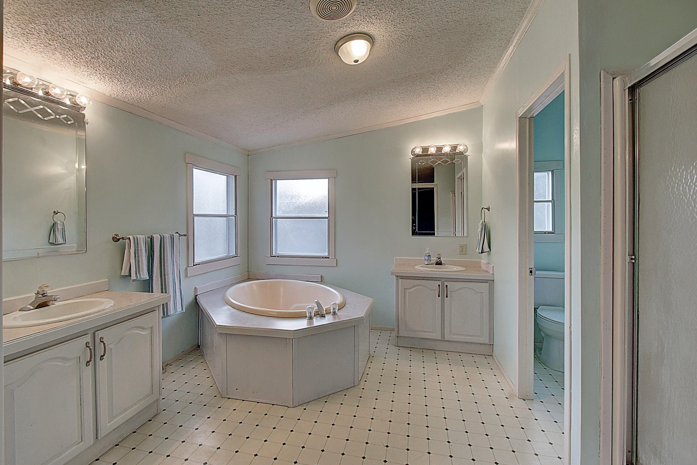 105 Springdale Road Bristol, VA 24201 - Photo 24 of 36 DSC_0154And8more_2