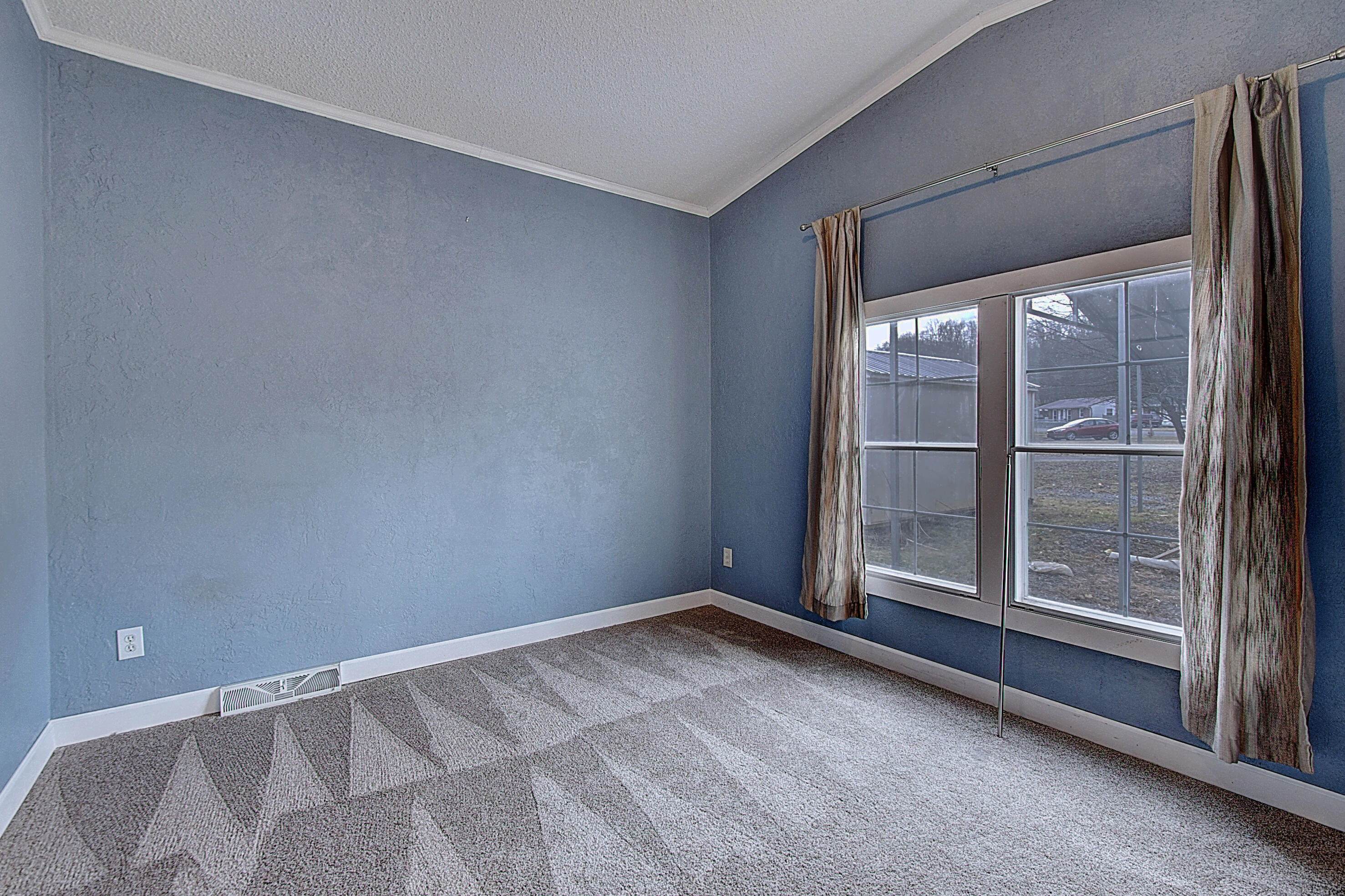 105 Springdale Road Bristol, VA 24201 - Photo 26 of 36 DSC_0172And8more_1