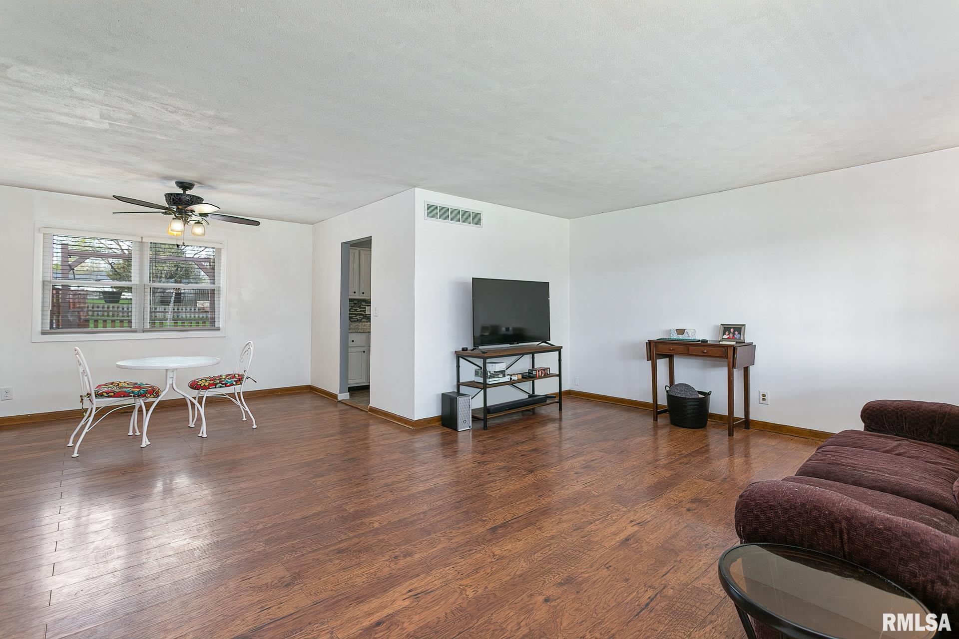 2512 Bidwell Road Muscatine, IA 52761 - Photo 2 of 23 Gallery Image 2