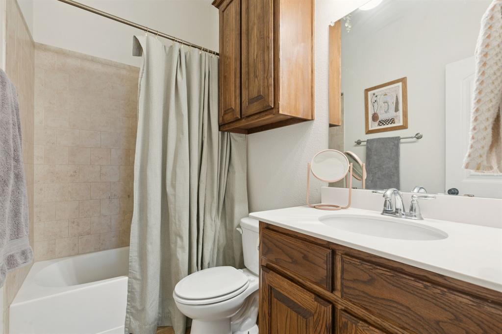1326 White Water Lane Rockwall, TX 75087 - Photo 20 of 34 a bathroom with a sink a toilet and shower