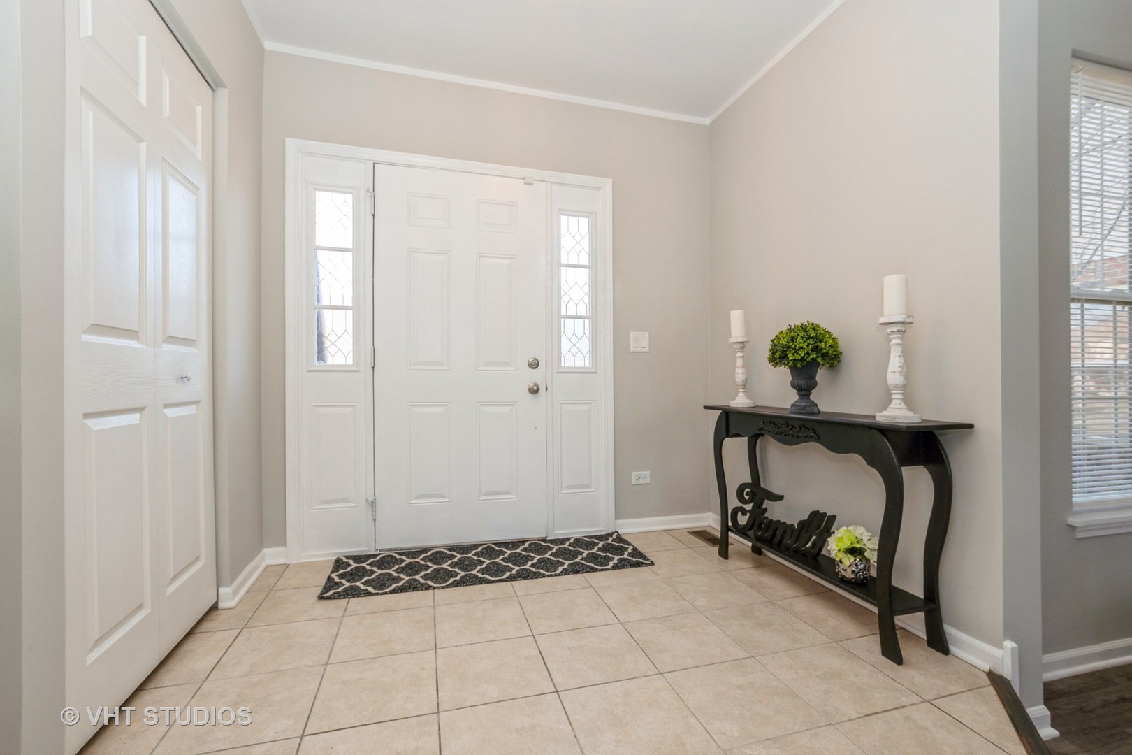 82 Stephens Matteson, IL 60443 - Photo 2 of 33 a view of an entryway with table and mirror