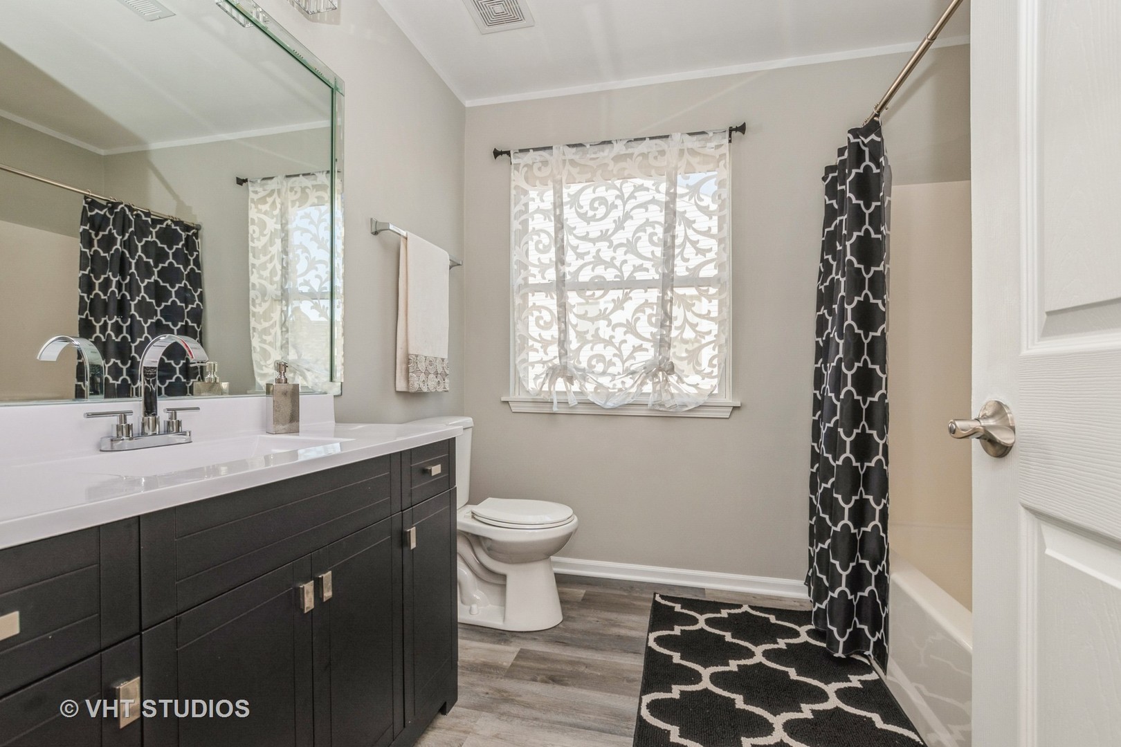82 Stephens Matteson, IL 60443 - Photo 23 of 33 a bathroom with a sink and a mirror