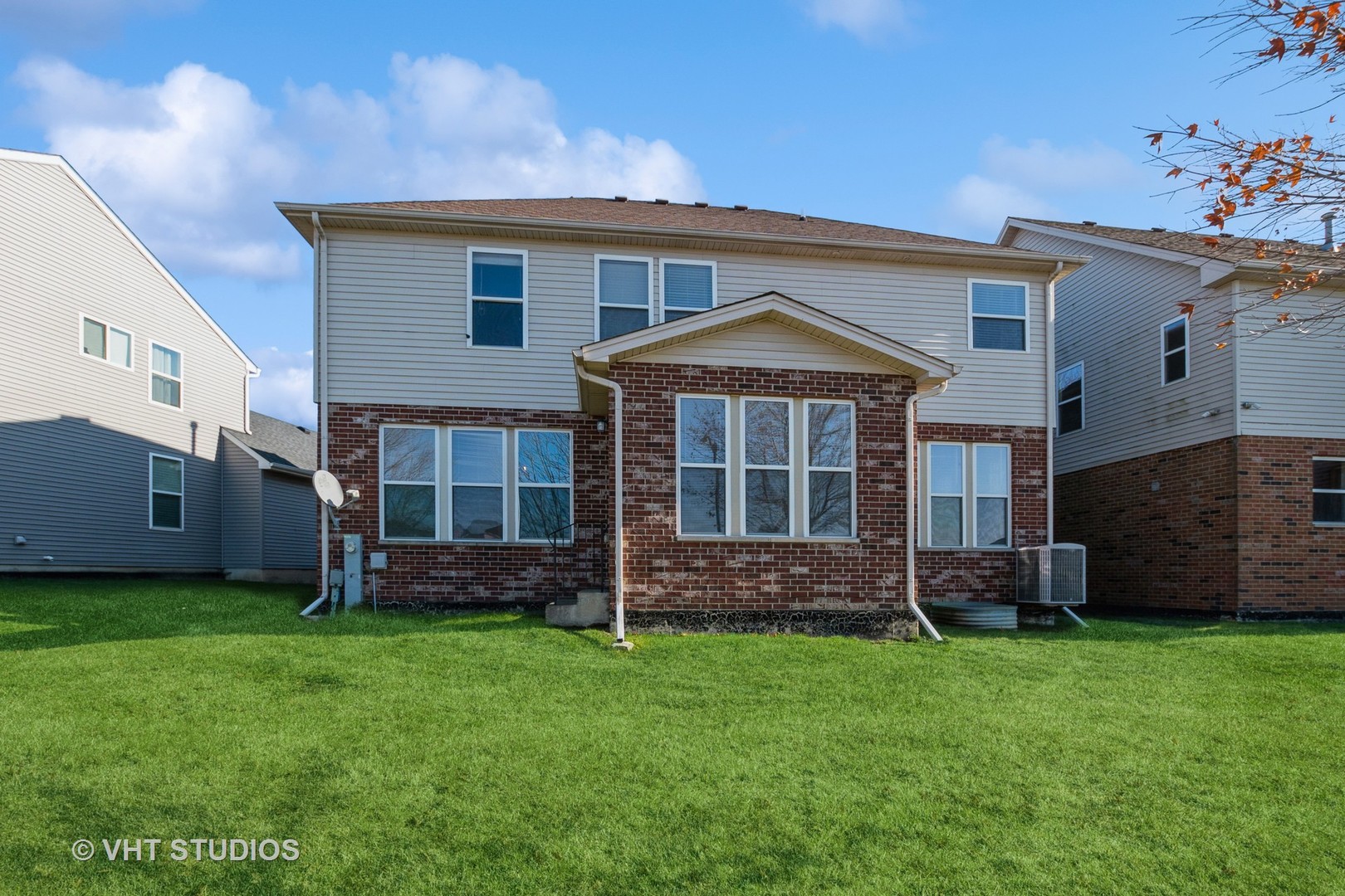 82 Stephens Matteson, IL 60443 - Photo 31 of 33 a front view of a house with a garden