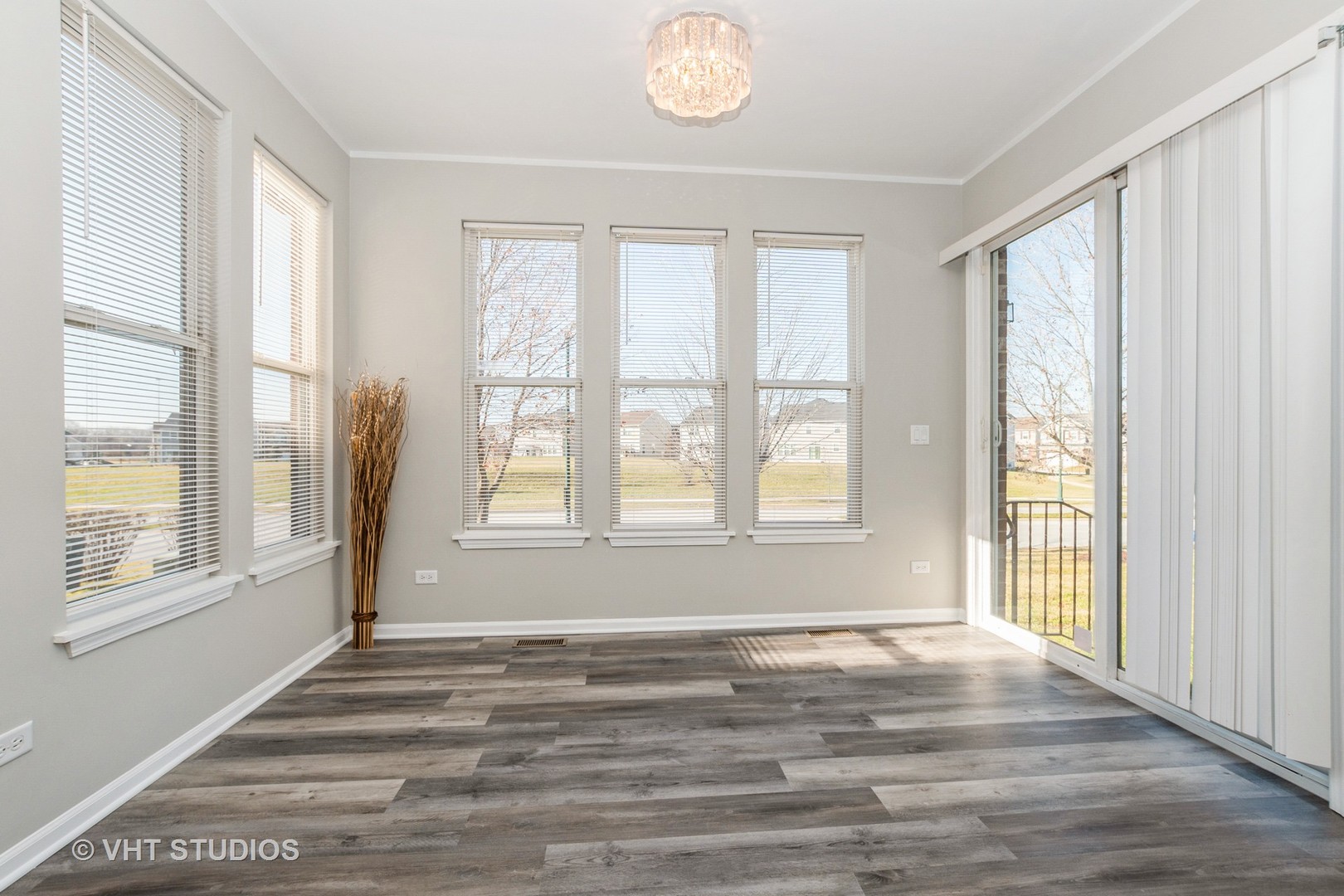 82 Stephens Matteson, IL 60443 - Photo 10 of 33 a view of an empty room with a window