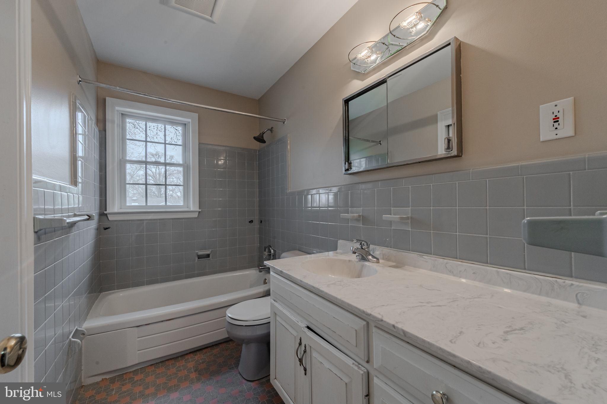 206 Cheltenham Road Newark, DE 19711 - Photo 22 of 30 Hall Bathroom