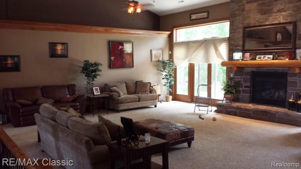 11169 Hyne Road Brighton, MI 48114 - Photo 5 of 48 LIVINGROOM 2.jpg