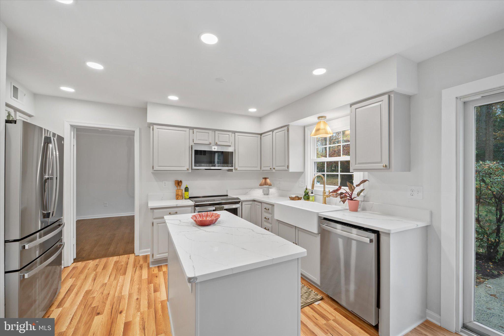 915 Welham Green Road Great Falls, VA 22066 - Photo 6 of 59 Newly remodeled kitchen, new stainless appliances