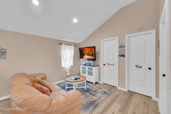 a black and white photo of a living room