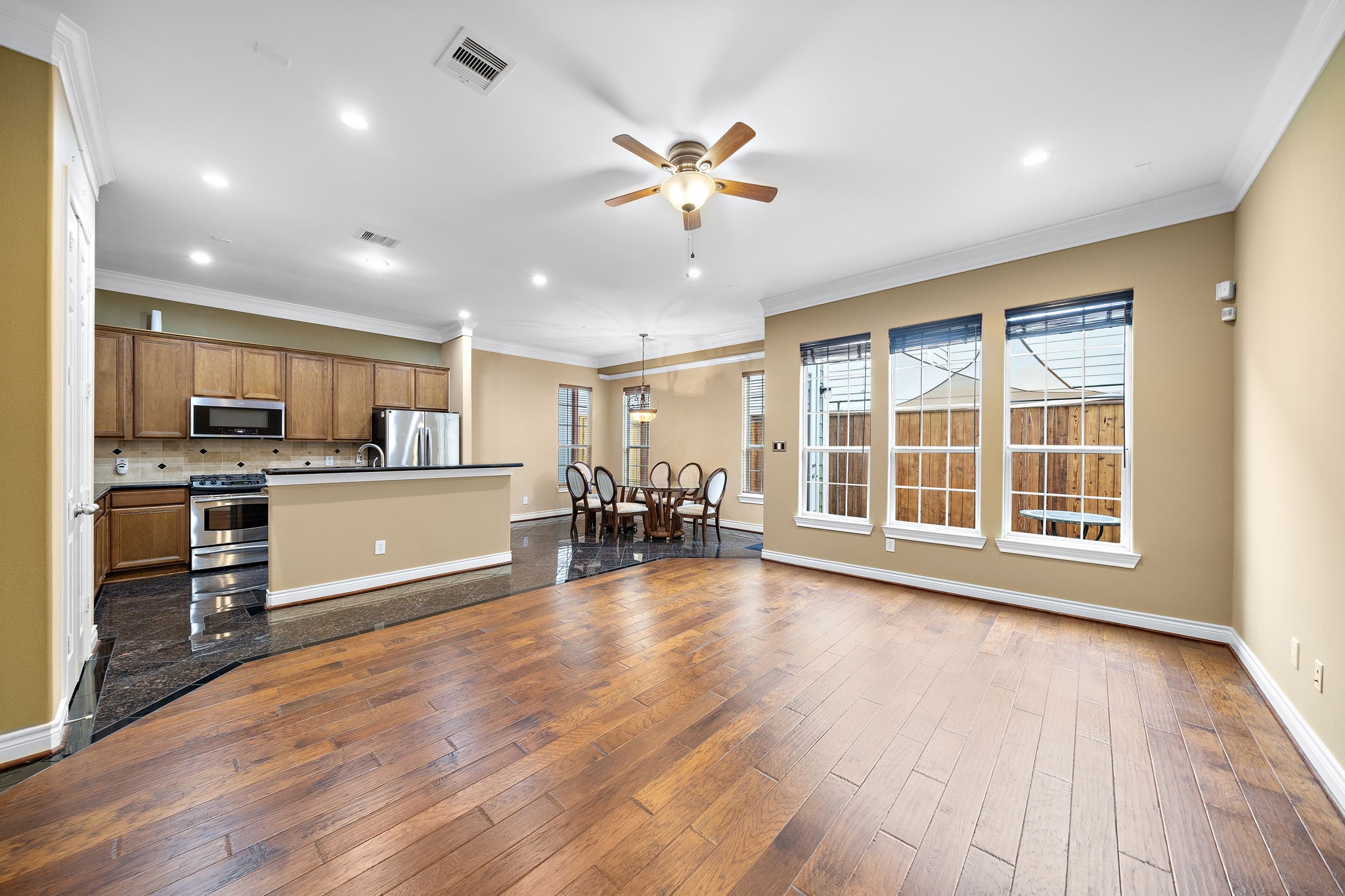 2927 Clinton Drive Houston, TX 77020 - Photo 5 of 27