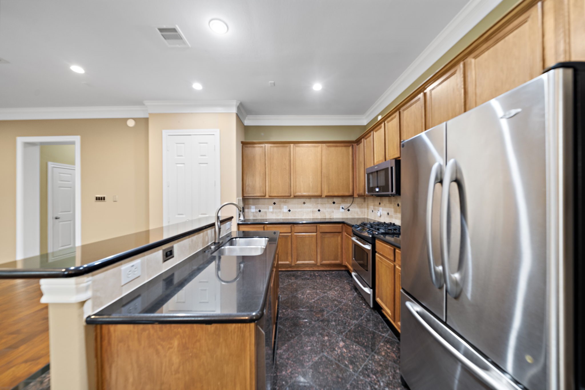2927 Clinton Drive Houston, TX 77020 - Photo 8 of 27