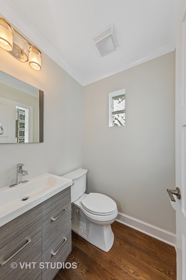 474 Uvedale Court Riverside, IL 60546 - Photo 18 of 23 a bathroom with a toilet a sink and mirror