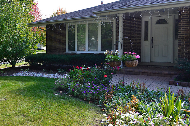 605 West Gilbert Road Palatine, IL 60067 - Photo 3 of 25 front view of a house with a yard