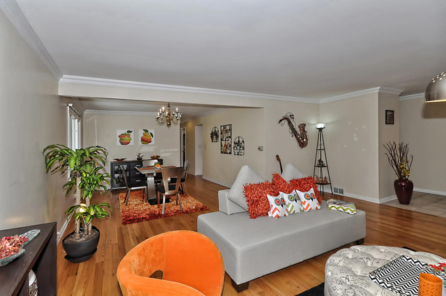 605 West Gilbert Road Palatine, IL 60067 - Photo 5 of 25 a living room with furniture flowerpot and a potted plant