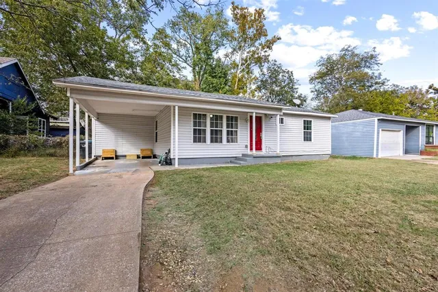 a view of a house with backyard and garden