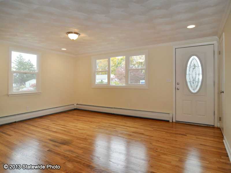 25 Rutland Street Warwick, RI 02888 - Photo 7 of 25 Living Room.