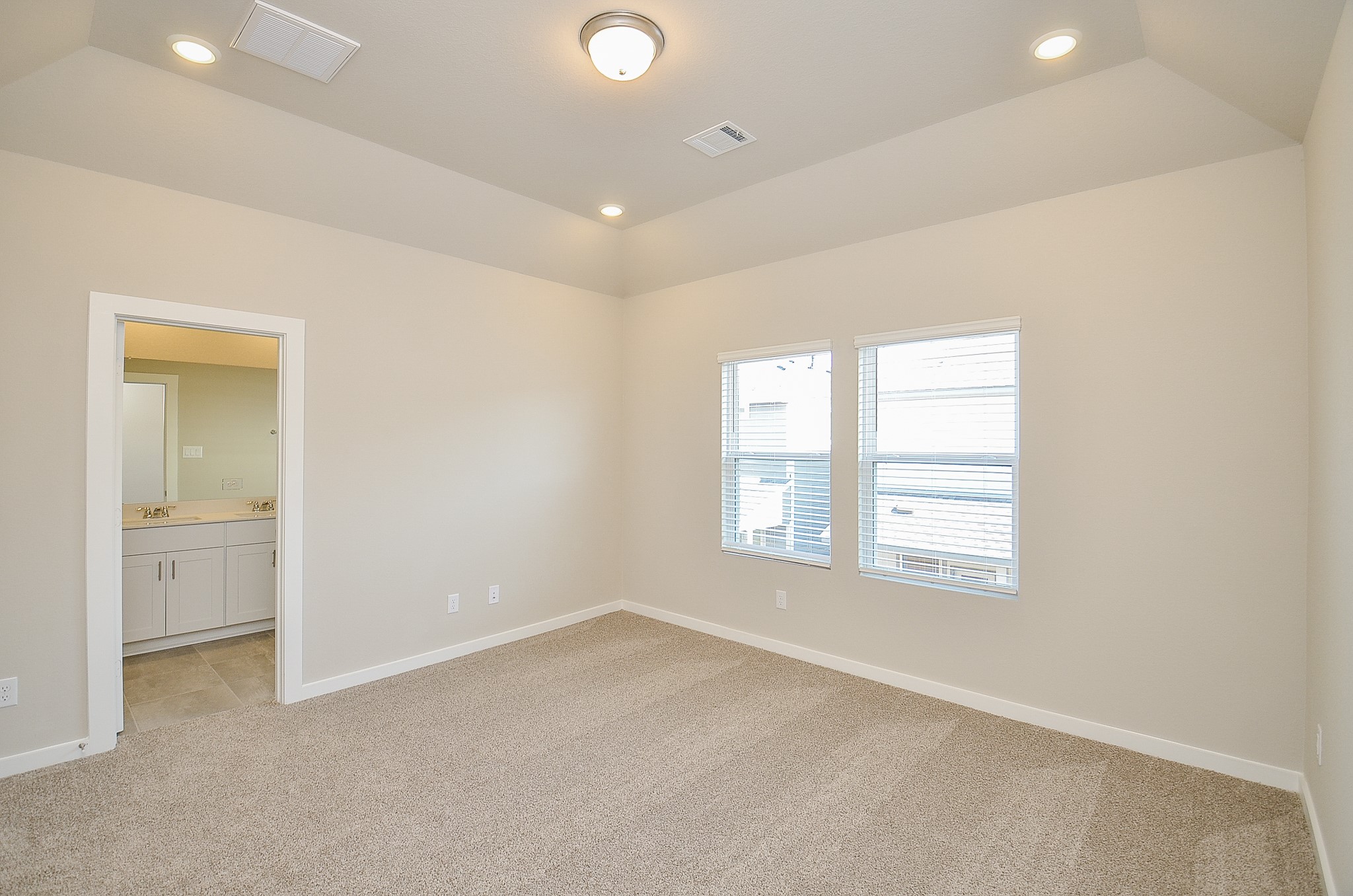 3107 Boulder Rnch Drive Houston, TX 77063 - Photo 22 of 40 an empty room with windows and closet