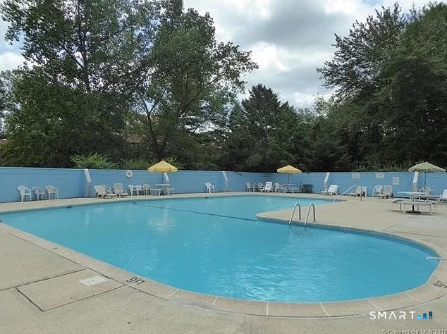 21 Towne House Road, Unit 21 Hamden, CT 06514 - Photo 20 of 22 Complex pool.