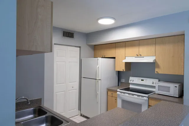 $200,000 | 505 Villa Circle, Boynton Beach, FL 33435