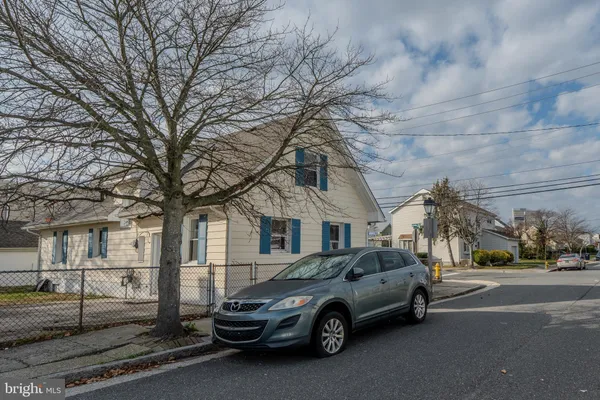 a view of a parking area