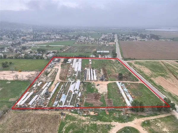 a view of a back yard