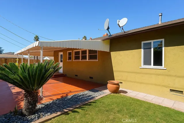 a view of a house with backyard and sitting area