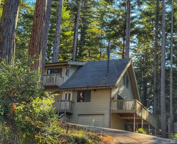 a view of house with a yard