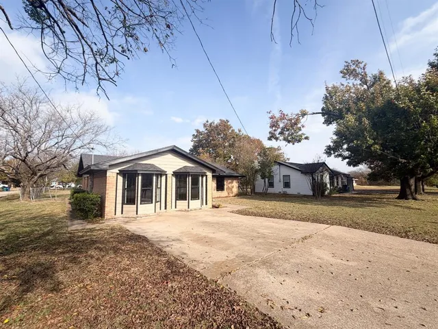 $2,000 | 509 Lake Park Avenue, Waxahachie, TX 75165