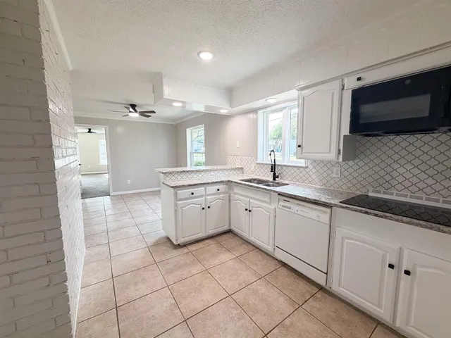 $2,000 | 509 Lake Park Avenue, Waxahachie, TX 75165