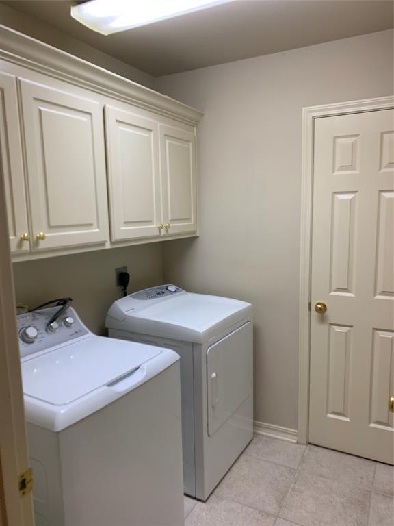 9004 Pink Pearl Court Shreveport, LA 71115 - Photo 2 of 10 a utility room with dryer and washer