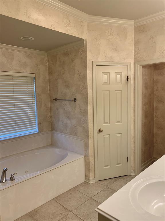 9004 Pink Pearl Court Shreveport, LA 71115 - Photo 10 of 10 a bathroom with a bathtub and shower