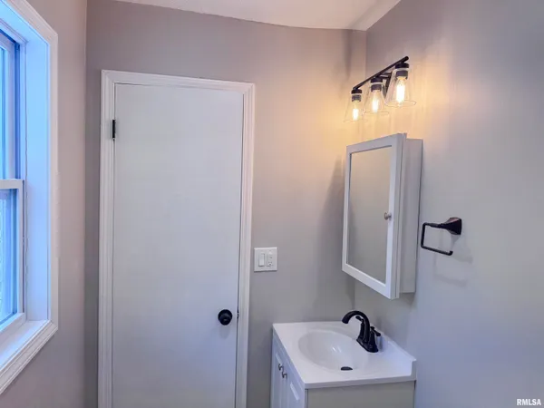 $219,000 | 3050 East Fulton Avenue, Decatur, IL 62521
