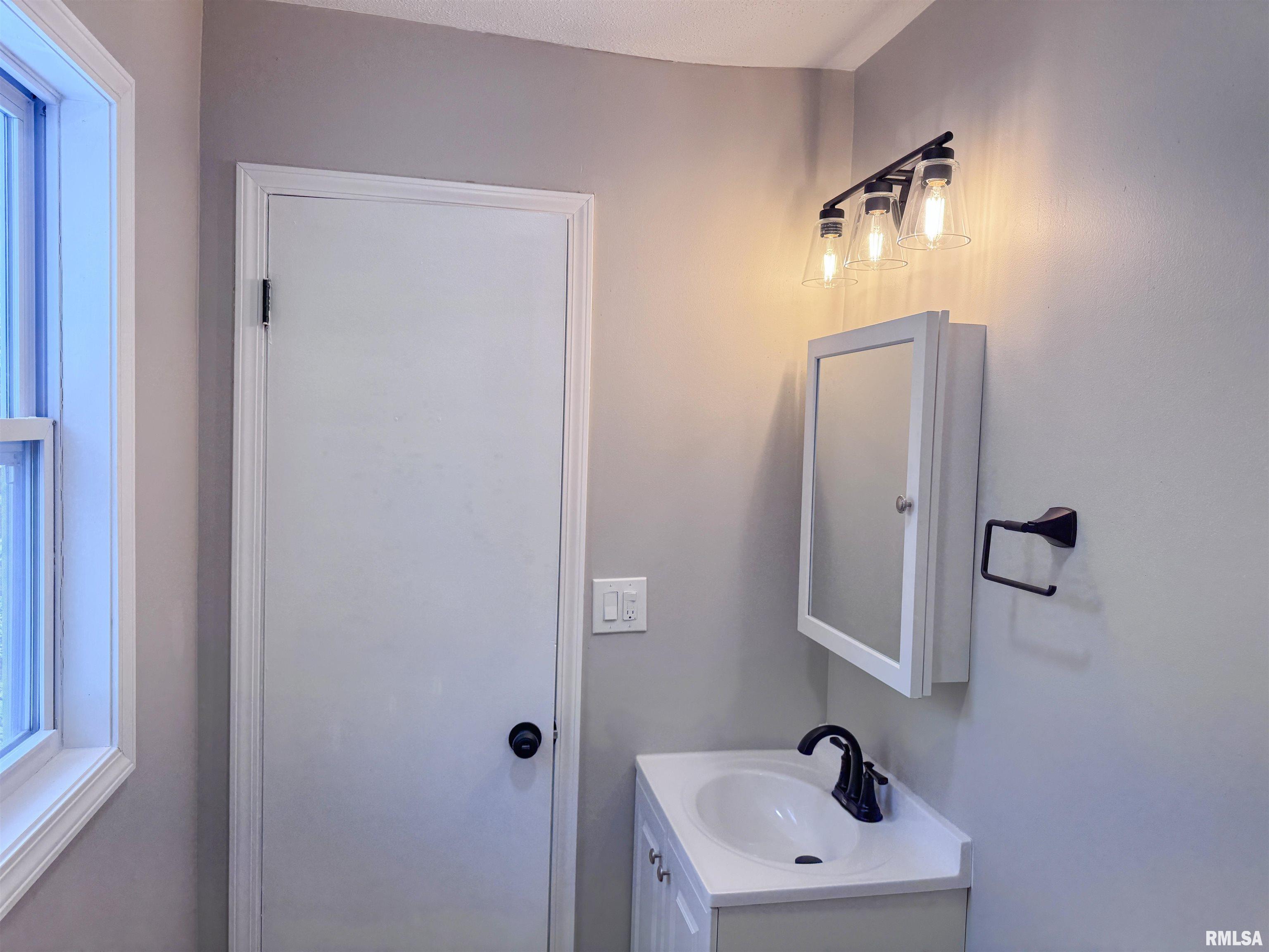 3050 East Fulton Avenue Decatur, IL 62521 - Photo 12 of 36
