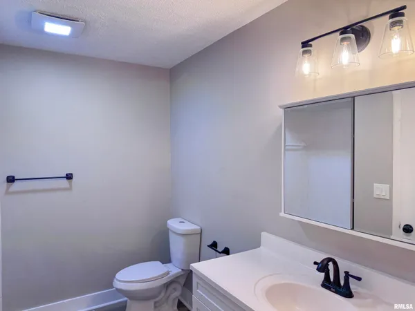 $219,000 | 3050 East Fulton Avenue, Decatur, IL 62521