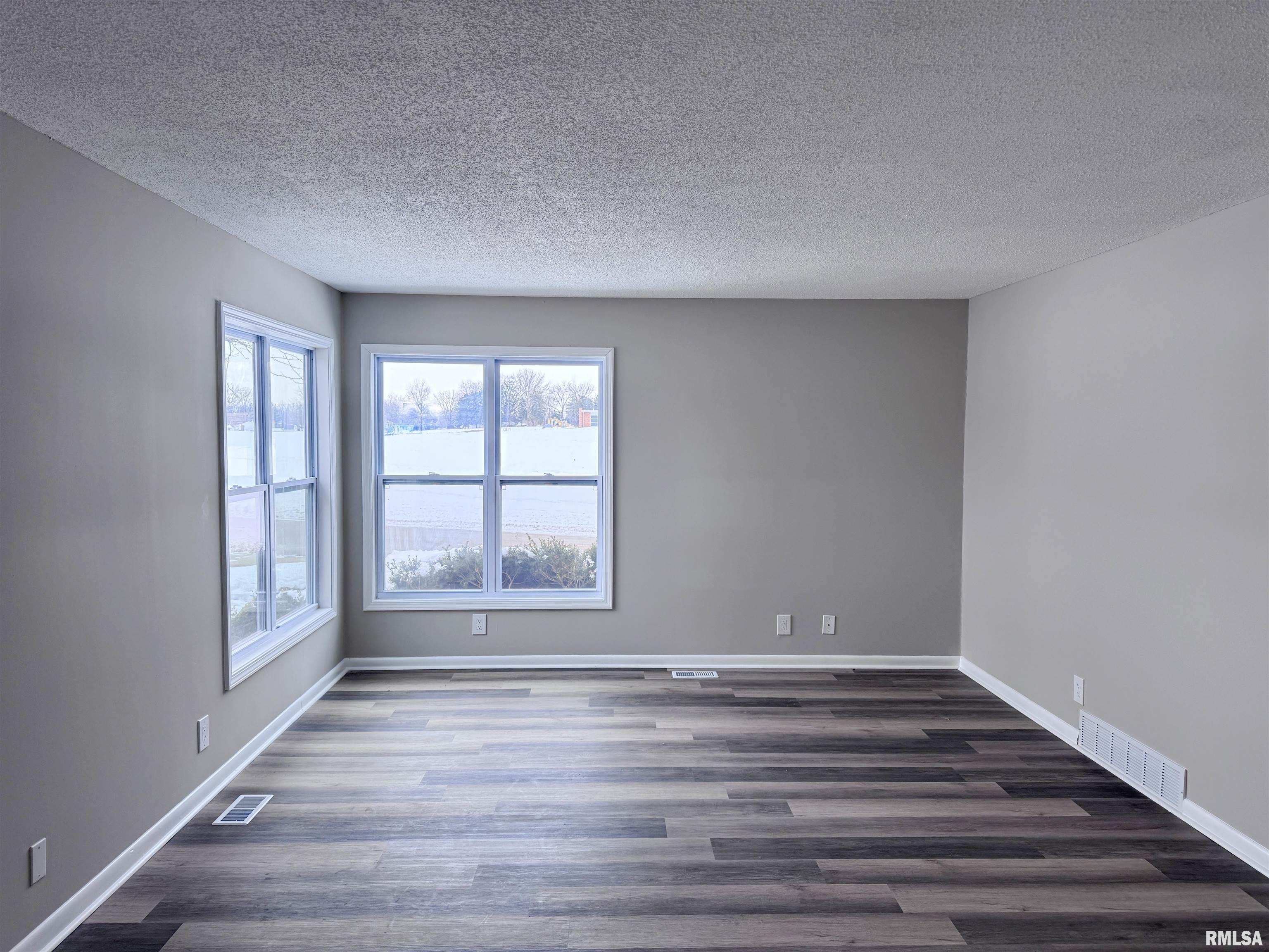 3050 East Fulton Avenue Decatur, IL 62521 - Photo 2 of 36