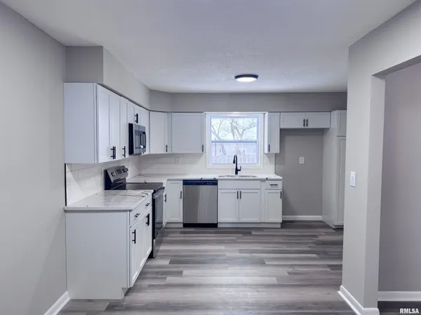 $219,000 | 3050 East Fulton Avenue, Decatur, IL 62521