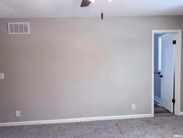 $219,000 | 3050 East Fulton Avenue, Decatur, IL 62521