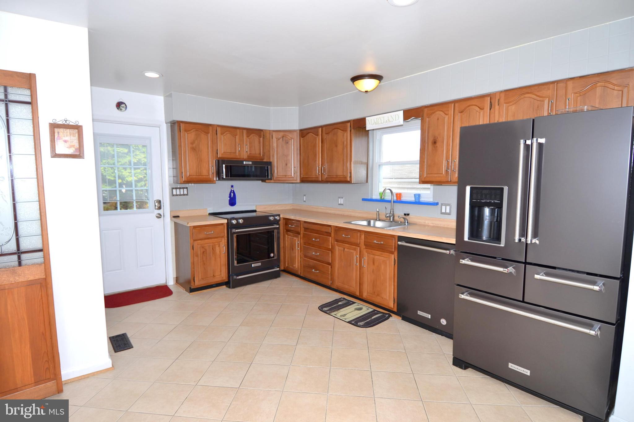 40388 Duke Road Mechanicsville, MD 20659 - Photo 7 of 32 Kitchen w/NEW Black Stainless appliances