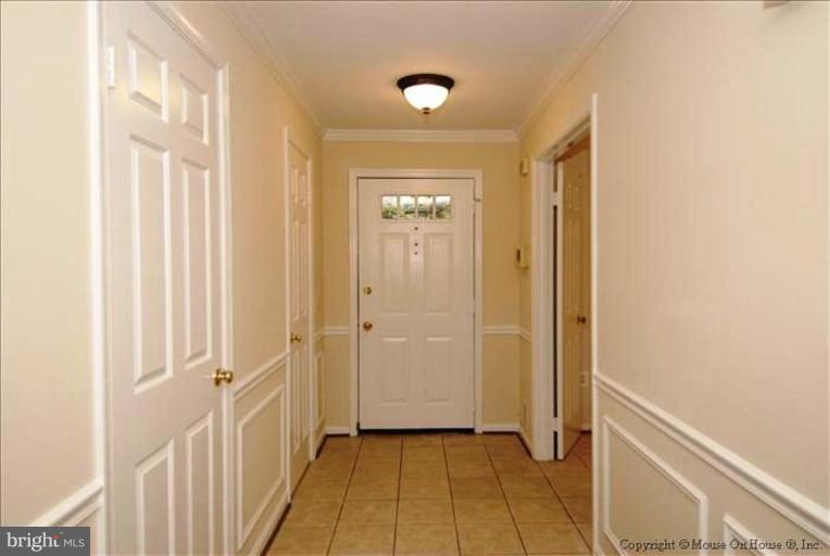 4611 4th Road North Arlington, VA 22203 - Photo 11 of 30 Entrance / Foyer