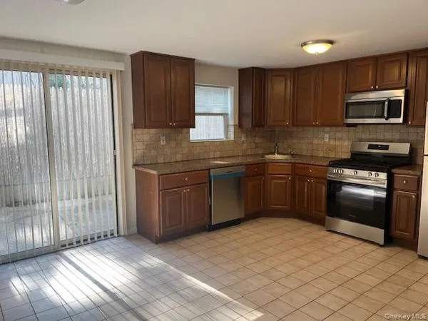 $4,000 | 92 Harbor Road, Port Washington, NY 11050