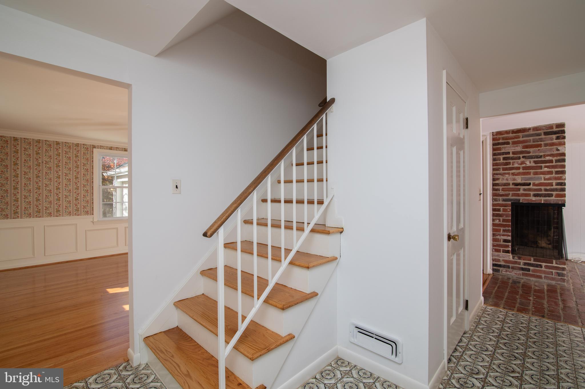108 West Riding Road Cherry Hill, NJ 08003 - Photo 8 of 48 Center hall stairwell