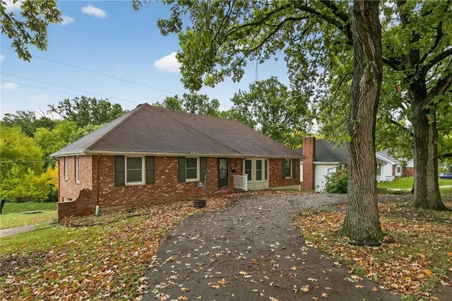 $295,000 | 6761 North Woodland Avenue, Gladstone, MO 64118