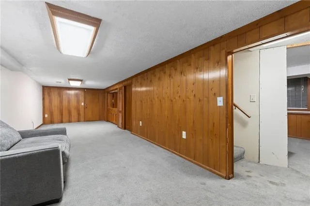 $295,000 | 6761 North Woodland Avenue, Gladstone, MO 64118